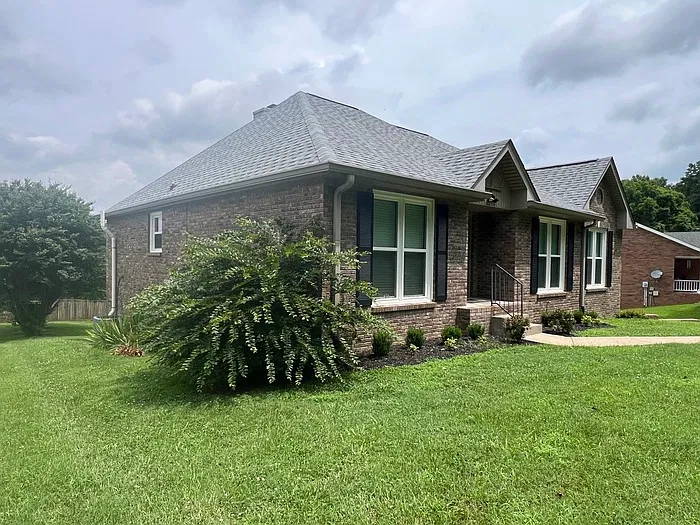 3 bed, 2.0 bath, 1695 sqft, $1,850 — Photo 1