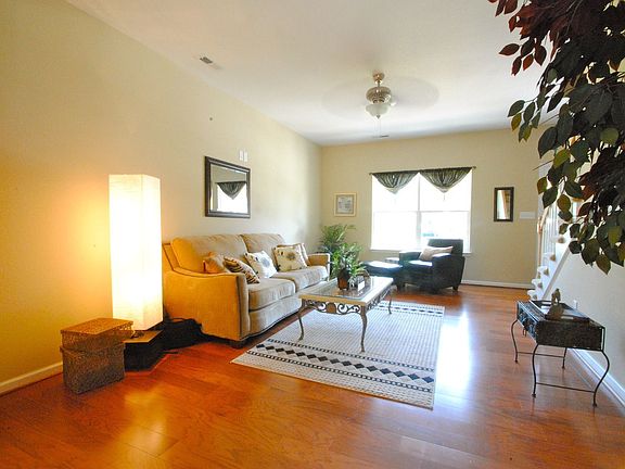 4th image of 2541 Vincent Ave