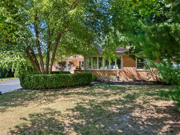 1446 Huntington Dr, Glenview, IL 60025