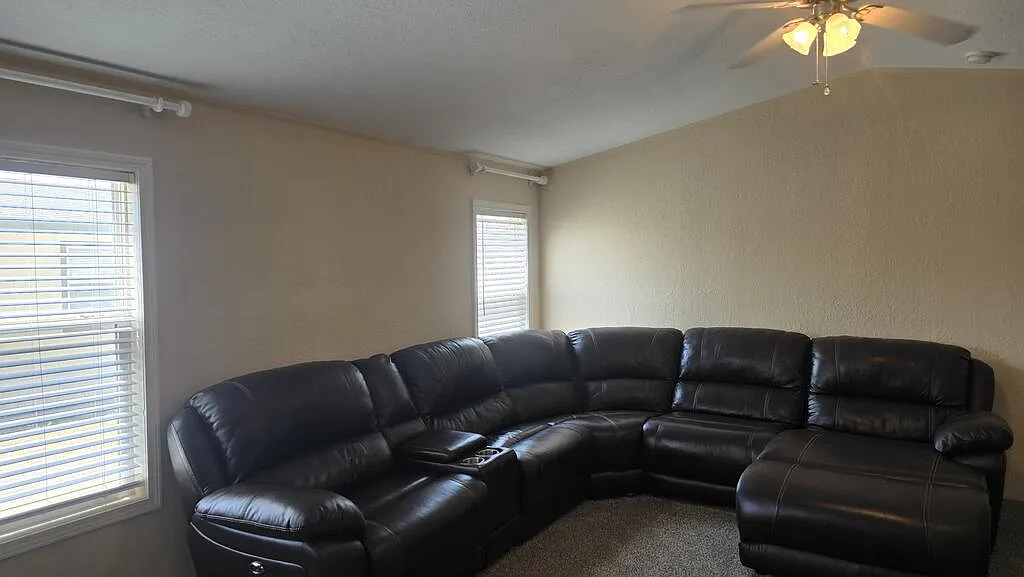 3 bed, 2.0 bath, 1360 sqft, $2,300 — Photo 2
