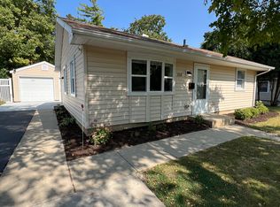 150 Meadow Ave, Woodstock, IL 60098