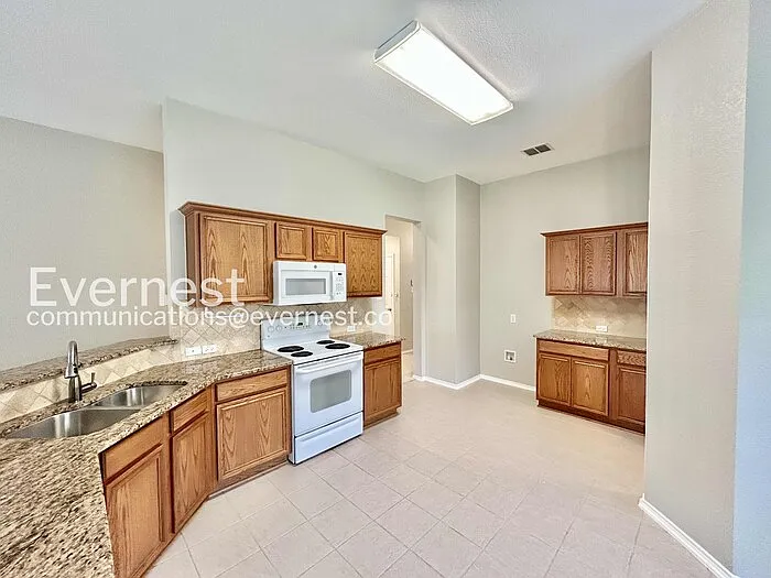 3 bed, 2.0 bath, 1819 sqft, $2,145 — Photo 4
