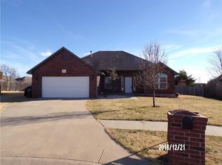 952 NE 28th St, Moore, OK 73160