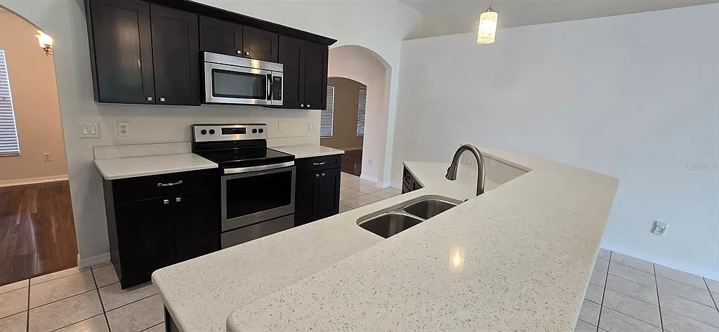 3 bed, 4.0 bath, 2033 sqft, $1,850 — Photo 3