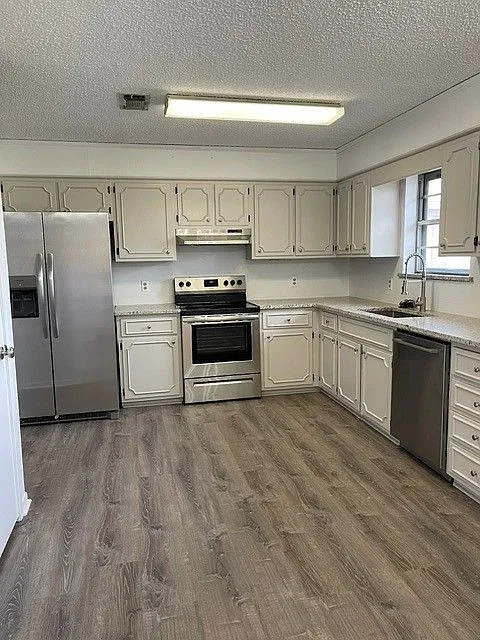 3 bed, 2.0 bath, 1610 sqft, $1,800 — Photo 2