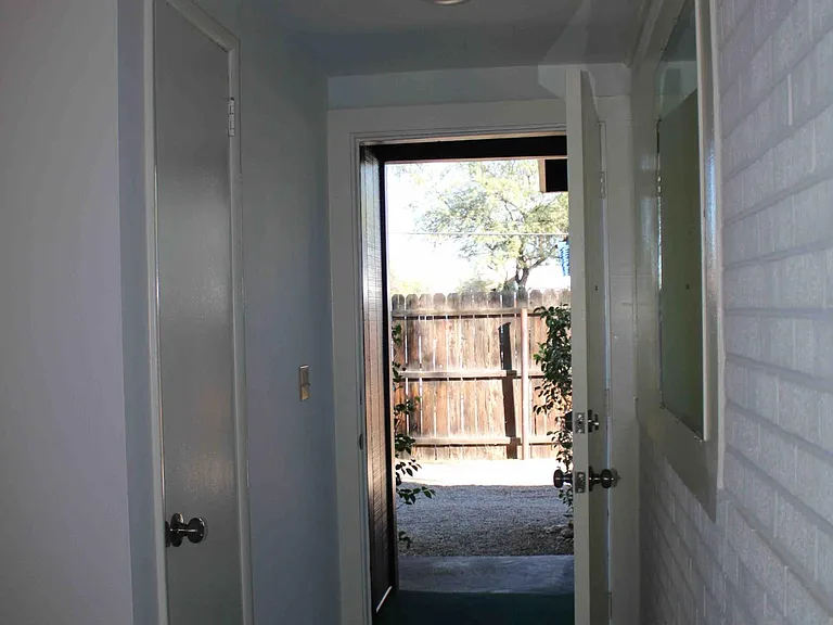 1805 E Blacklidge Dr #B — Photo 3