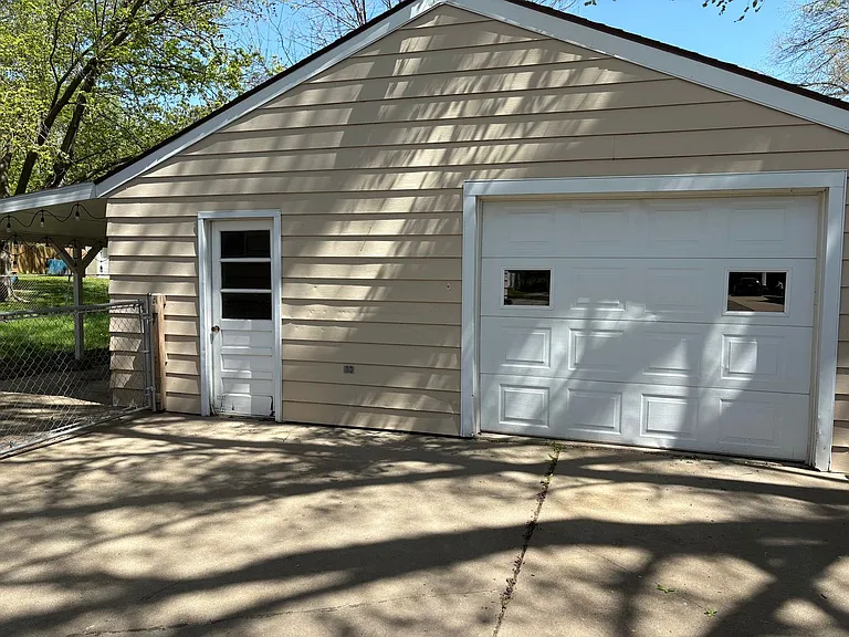 1139 Oregon St — Photo 2