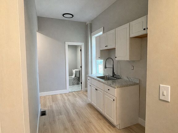 4th image of 217 Alexander St #3