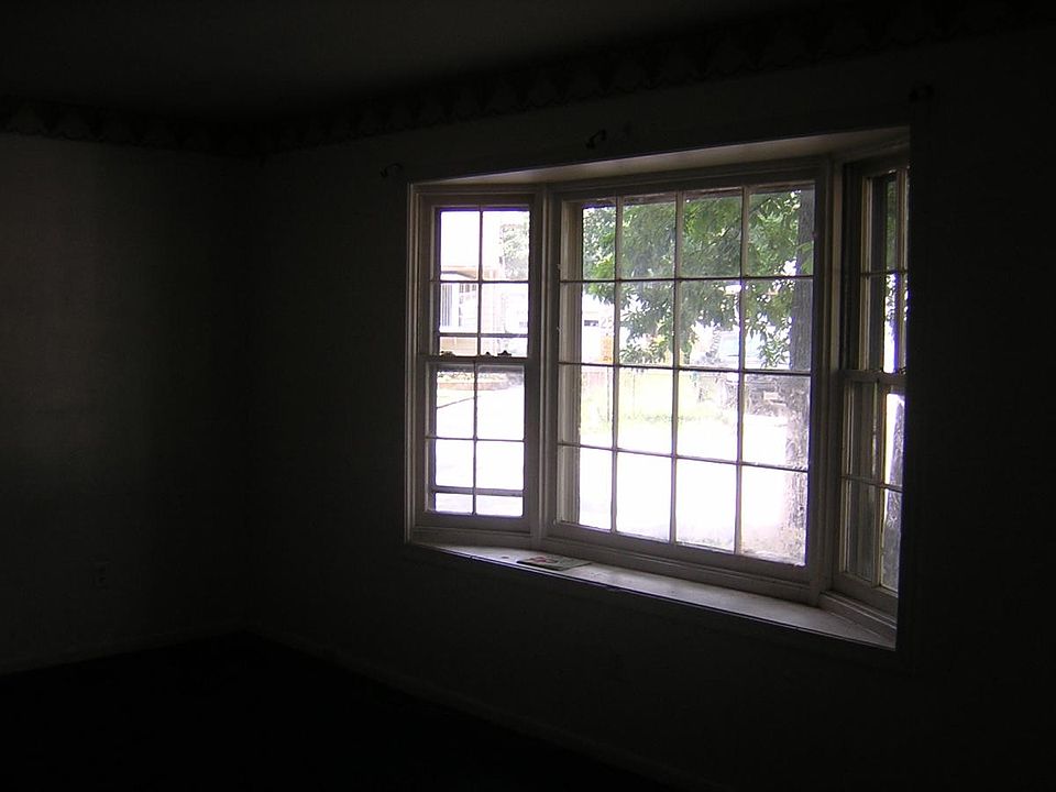2nd image of 304 Baltimore Ave SW