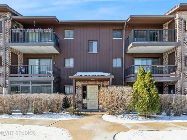 60 Pier Dr APT 302, Westmont, IL 60559