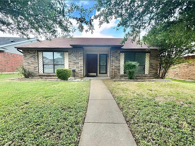 407 Sims Dr — Photo 1