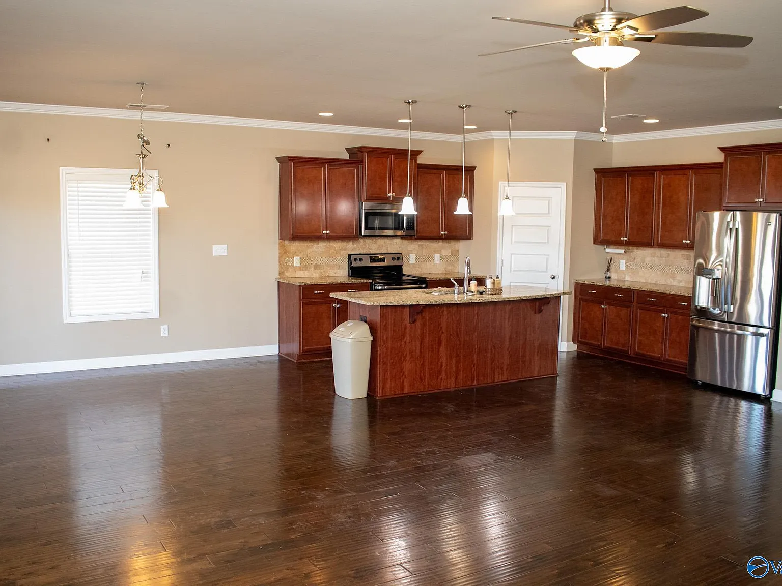3 bed, 2.0 bath, 1900 sqft, $2,100 — Photo 2