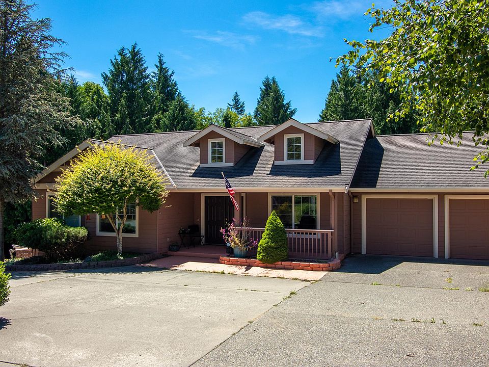 Quiet cul-de-sac, tons of driveway parking. 2-car garage.