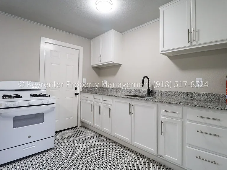E Independence St Fourplex — Photo 12