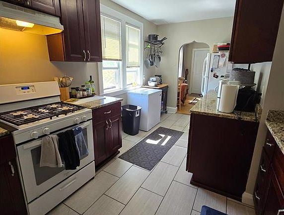 3rd image of 325 Buchanan St NE #2