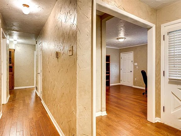 5th image of 715 Tanglewood Dr E