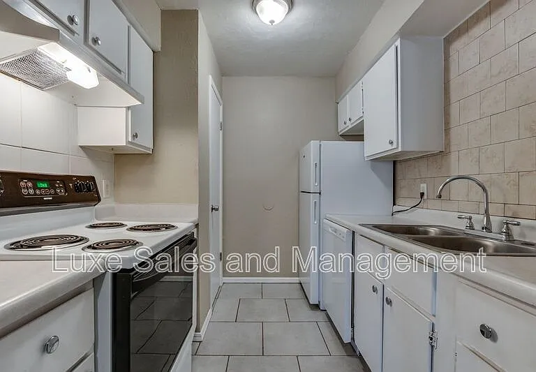 6026 Nw Expy #C — Photo 13
