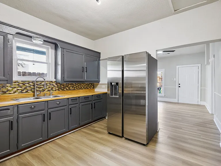 2332 E Houston St — Photo 4