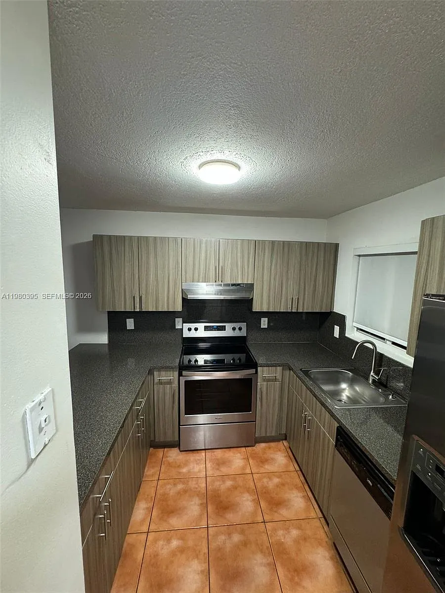 Building Photo - 6235 Kendale Lakes Cir #237