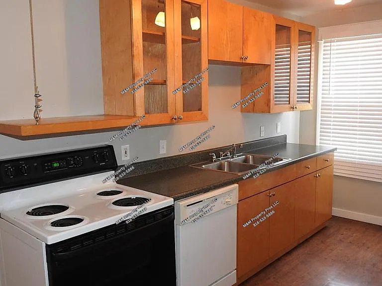 517 Holmes St — Photo 6