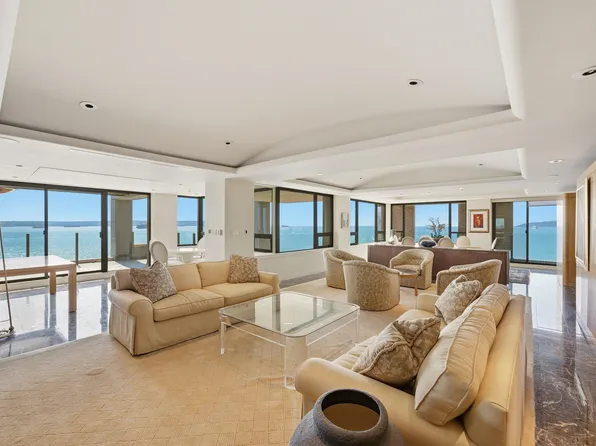 2250 Bellevue Ave #5, West Vancouver, BC V7V 1C6
