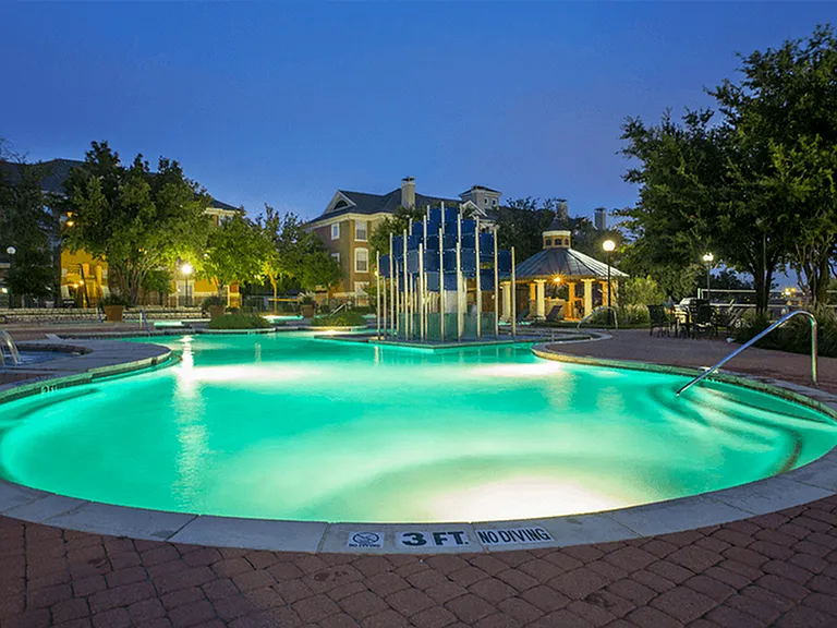 Find your paradise by our picturesque apartment pool