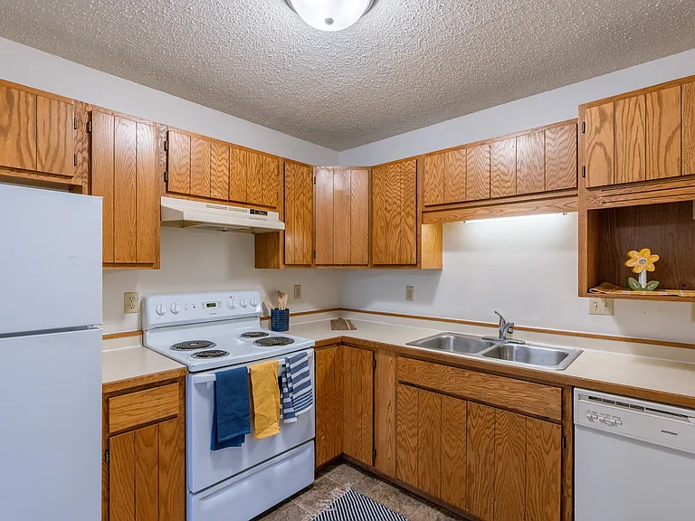 Fargo, ND Crescent Park Apartments | Kitchen