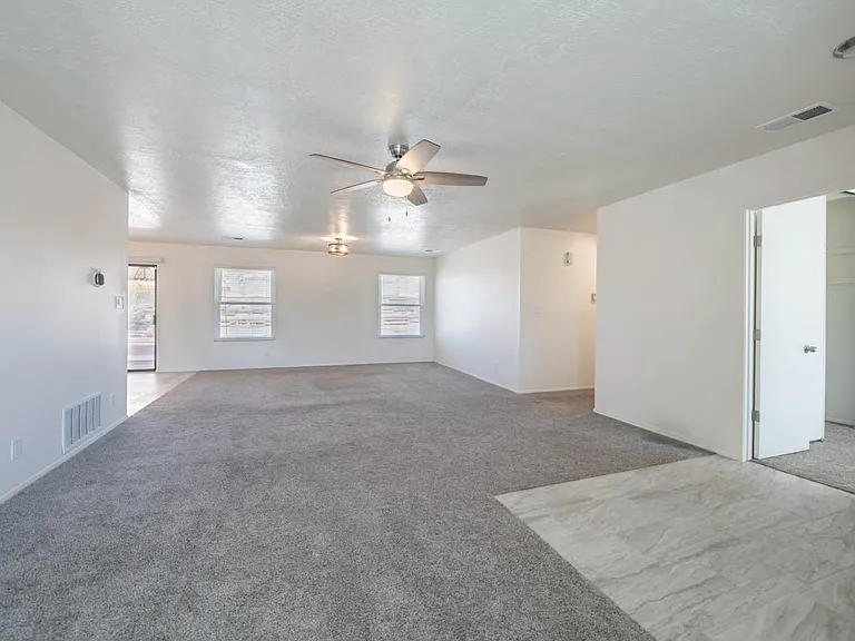 409 Longwood Dr NE — Photo 20