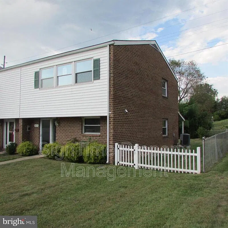 4 bed, 1.0 bath, 1400 sqft, $1,675 — Photo 1