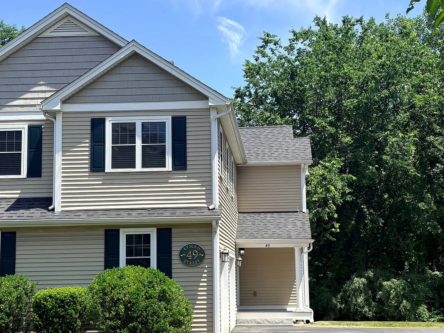 3 bed, 2.5 bath, 2400 sqft, $4,000 — Photo 2