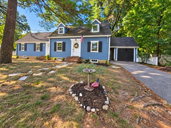 11 Homestead Rd, Lynnfield, MA 01940