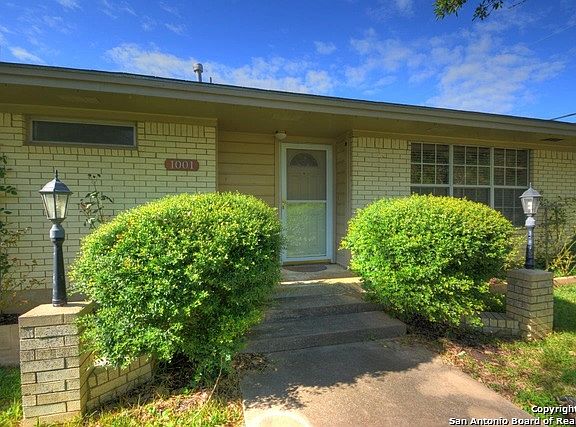 4th image of 1001 Lake Dr N
