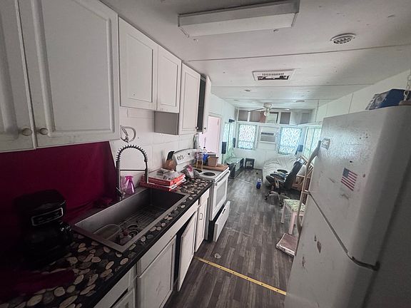 2nd image of 4115 Aurora Rd #18