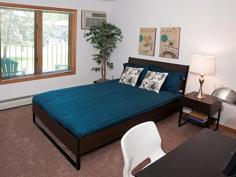 Oaks Lincoln Townhomes — Photo 14
