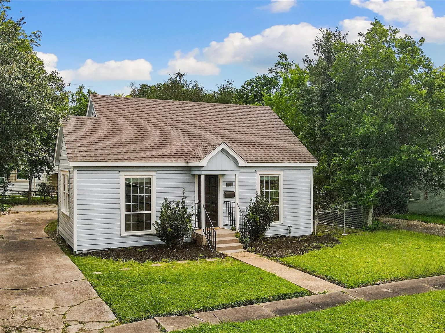 3 bed, 1.0 bath, 1179 sqft, $1,750 — Photo 2