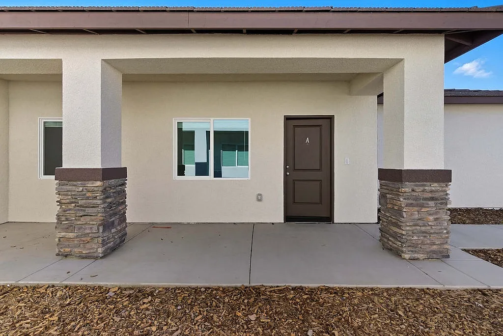 2 bed, 1000 sqft, $1,900 — Photo 3