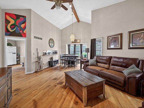 5th image of 2073 Crystal Springs Rd