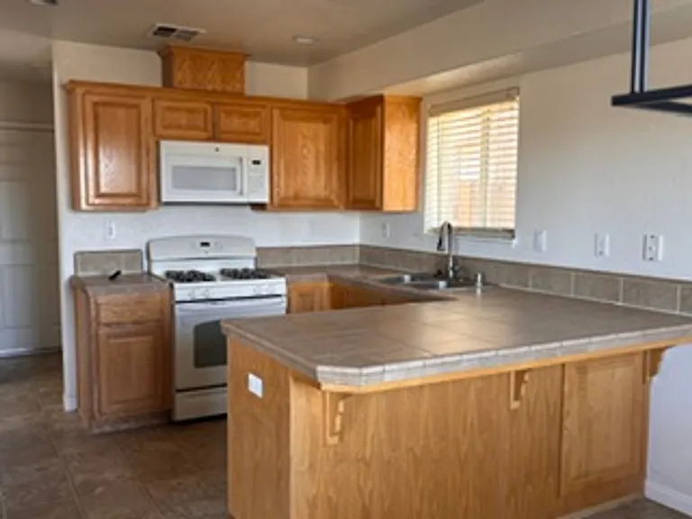 458 Sherwood Pl — Photo 6