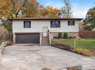 213 27th Avenue Ct, Moline, IL 61265