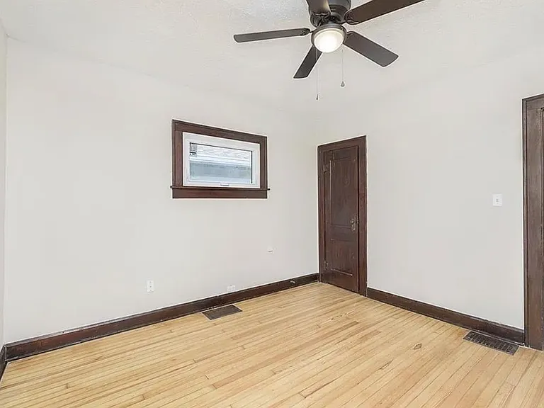 1435 W 28th St — Photo 11
