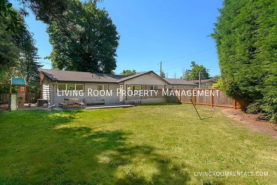 Raleigh Hills Ranch with Oversized Yard and AC — Photo 1