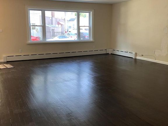 5th image of 385 Sommerville Pl
