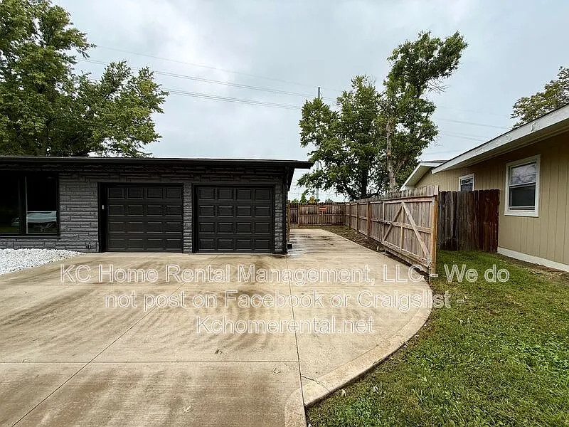 3 bed, 1.5 bath, 1100 sqft, $1,995 — Photo 3