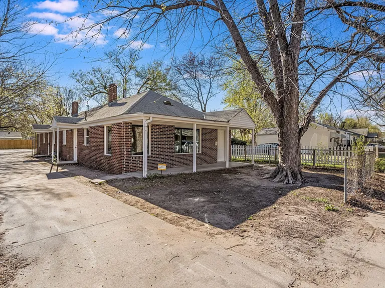 1832 S Washington Ave — Photo 1