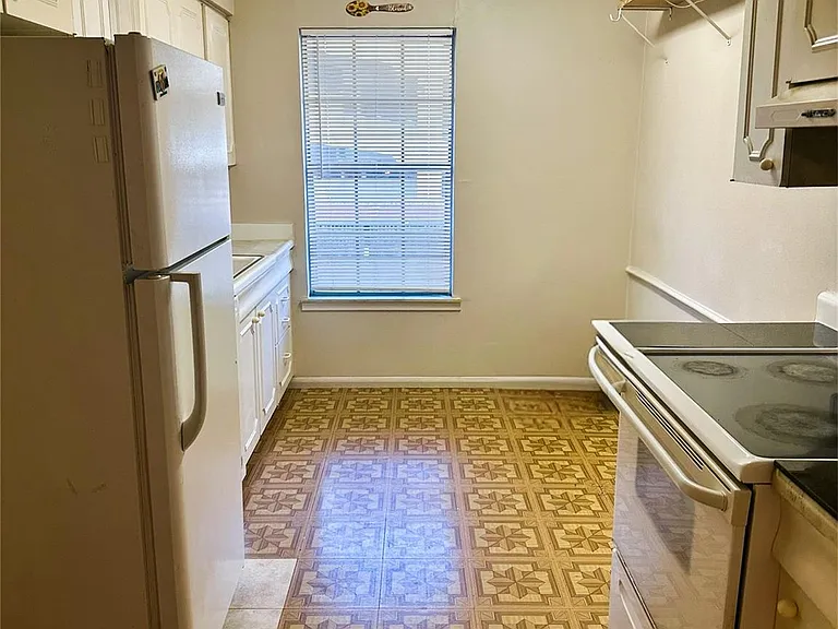 7600 Burgoyne Rd #240 — Photo 16