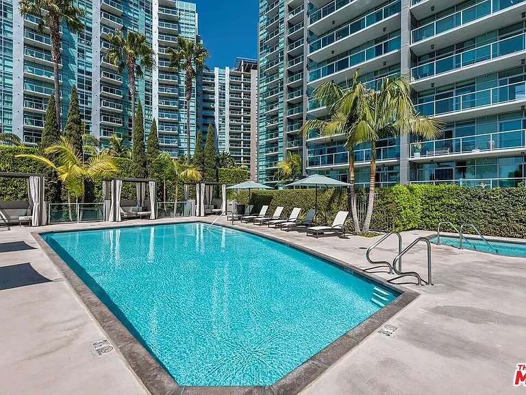 13650 Marina Pointe Dr #306 — Photo 32