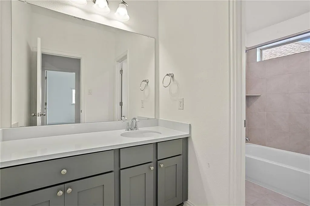 4 bed, 3.5 bath, 3070 sqft, $2,799 — Photo 3