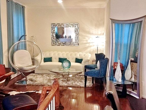 Spacious living room dining room area
