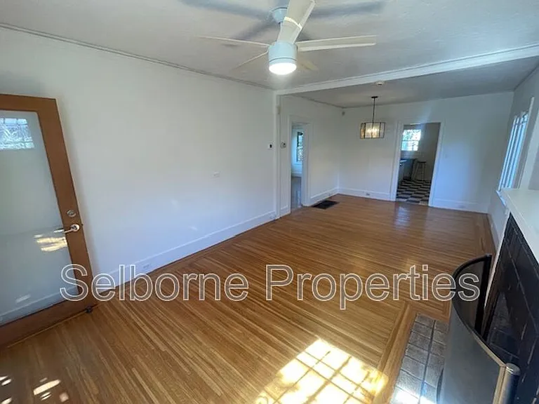 1424 E 20th St — Photo 15