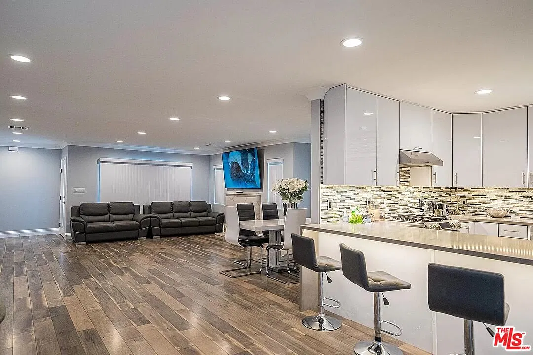 3 bed, 2.0 bath, 1576 sqft, $4,350 — Photo 3